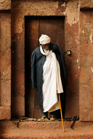 LALIBELA, ETHIOPIA - AUGUST 30: Ethiopian pilgrim at entering to the church carve in solid rock in Lalibela, Ethiopia in Lalibela in August 30, 2013のeditorial素材