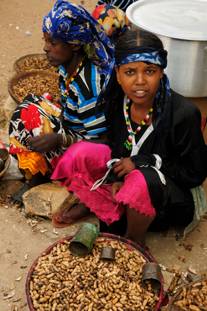 HARAR, ETHIOPIA - SEPTEMBER 10: The Ethiopian woman is selling peanuts on the marketplace in the Harar town in Ethiopia, Harar in September 10, 2013のeditorial素材
