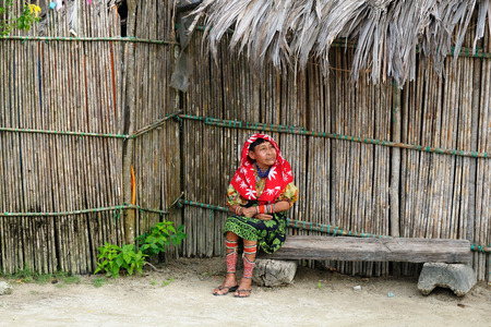 KUNA YALA, PANAMA - NOVEMBER 10: Traditional Kuna indians on women and Tigre island on the San Blas archipelago in Panama in Central America in November 10, 2012Central America, Panama, Traditional Kuna indians on women and Tigre island on the San Blas arのeditorial素材