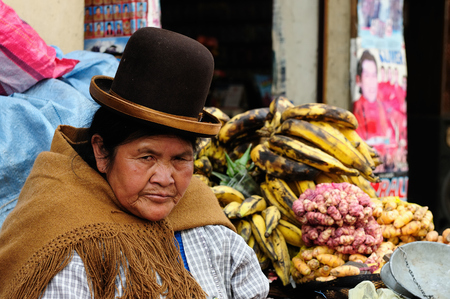 LA PAZ, BOLIVIA - OCTOBER 26: woman in the ethnic dress is selling a vegetable of the capital city of Bolivia of the city La Paz in South America in October 26, 2011のeditorial素材