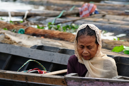 BANJARMASIN, BORNEO, INDONESIA - JULY 2011: sale on the floating market near Banjarmasin city on the Martapura river.のeditorial素材