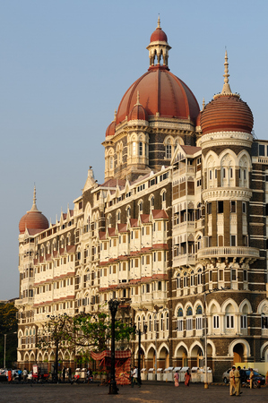 MUMBAI, INDIA - 26 MARCH 2010: People on the square in front of the hotel Taj Machal in Mombajuの写真素材