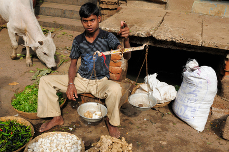 PURI, INDIA - 17 DECEMBER 2009: Street vendor selling vegetables on the streets in Puri, Puri in December 17, 2010のeditorial素材