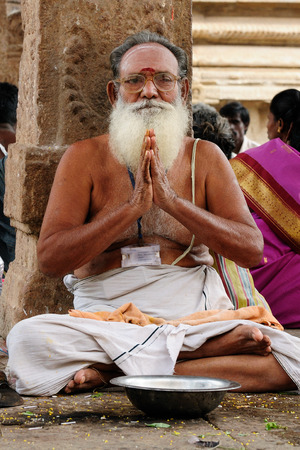 MADURAJ, TAMILNADU, INDIA - 08 JANUARY 2010: Indian pilgrims is praying the temple in the Maduraj town in Indiaのeditorial素材