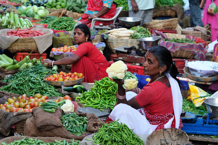 UDAJPUR, INDIA - 28 FEBRUARY 2010: Indian Colorfully women seling the vegetables on the street in Indiaのeditorial素材