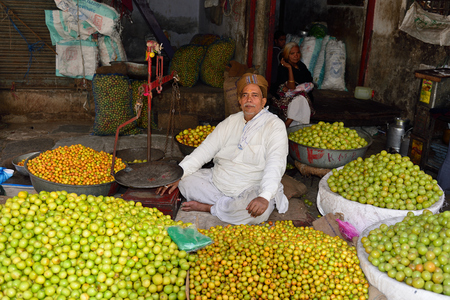 AHMEDABAD, GUJARAT, INDIA - 30 JANUARY 2015: Indian selling vegetables from carts in the street in the Ahmedad city in the Gujarat state in Indiaのeditorial素材