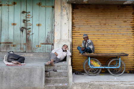 JUNAGADH, GUJARAT, INDIA - 18 JANUARY 2015: Afternoon siesta on streets of Indian citiesのeditorial素材