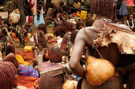 DIMEKA, OMO VALLEY, ETHIOPIA - 27 JULY 2013: The people from Hamer people on the local marketplace in Dimeka, Omo valleyのeditorial素材