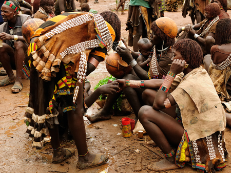 DIMEKA, OMO VALLEY, ETHIOPIA - 27 JULY 2013: The people from Hamer people on the local marketplace in Dimeka, Omo valleyのeditorial素材