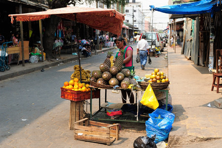 SATA CRUZ, BOLIVIA - 07 SEPTEMBER 2011: Indigenous Native American from Bolivia selling fruits on city streets Santa Cruz townのeditorial素材