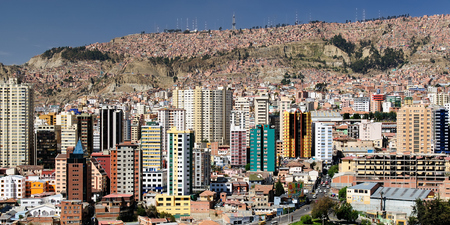 LA PAZ, BOLIVIA - 28 OCTOBER 2011: The governmental capital of Bolivia. The city's building cling to the sides of the canyon and spill spectaculary downwardsのeditorial素材