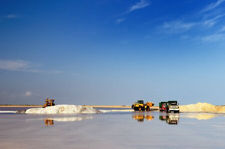 MANAURE, COLOMBIA - 03 OCTOBER 2012: The works in a salt mine in Penisula la Guajiraのeditorial素材