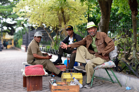SANTIAGO DE LOS CABALLEROS, DOMINICAN REPUBLIC - 13 DECEMBER 2017: Men cleaning shoes on the principal square in the capital city of cultural Dominican Republic Santiago de los Caballerosのeditorial素材