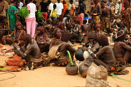 TURMI, OMO VALLEY, ETHIOPIA - 29 JULY 2013: Ethiopian people from Hamer people being a local ethnic market trader in Turmiのeditorial素材