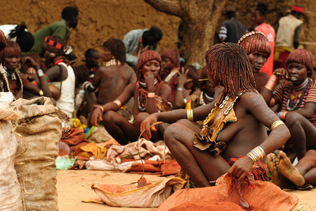 TURMI, OMO VALLEY, ETHIOPIA - 29 JULY 2013: Ethiopian people from Hamer people being a local ethnic market trader in Turmiのeditorial素材