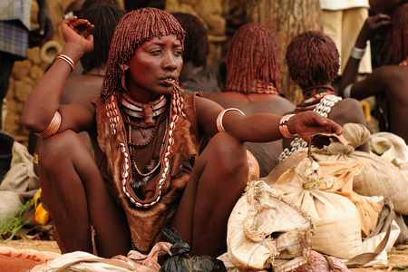TURMI, OMO VALLEY, ETHIOPIA - 29 JULY 2013: Portrait of the woman with the small child on the hand from Hamer people on the local marketplace in Turmi, Omo valley in July 29, 2013のeditorial素材