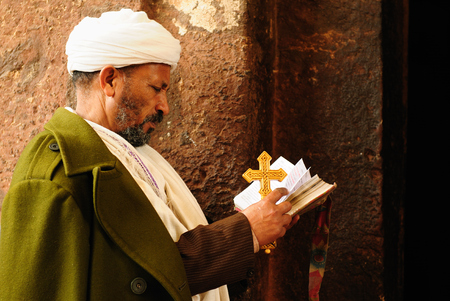 LALIBELA, ETHIOPIA - 30 AUGUST 2013: Ethiopian pilgrimprayer of religious churches in carve in solid rock in Lalibelaのeditorial素材