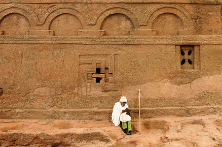 LALIBELA, ETHIOPIA - 30 AUGUST 2013:Ethiopian pilgrimprayer of religious churches in carve in solid rock in Lalibelaのeditorial素材