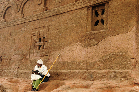 LALIBELA, ETHIOPIA - 30 AUGUST 2013:Ethiopian pilgrimprayer of religious churches in carve in solid rock in Lalibelaのeditorial素材