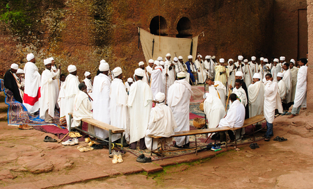 LALIBELA, ETHIOPIA - 30 AUGUST 2013: Holy Mass of the orthodox Ethiopian church of religious churches in carve in solid rock in Lalibelaのeditorial素材