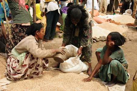 LALIBELA, ETHIOPIA - 31 AUGUST 2013: Local Ethiopian people being a market trader in the Lalibela town in Ethiopiaのeditorial素材