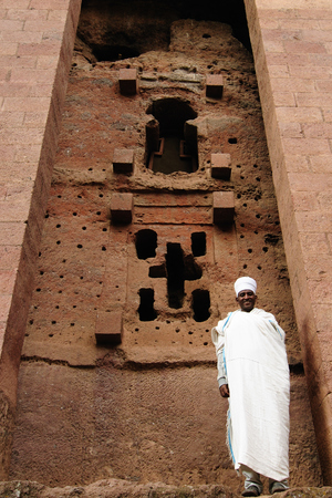 LALIBELA, ETHIOPIA - 02 OCTOBER 2013: Ethiopian pilgrim of religious churches in carve in solid rock in Lalibelaのeditorial素材