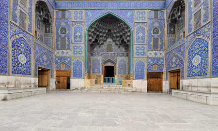 Main gate to Sheikh Lotfollah Mosque is one of the architectural masterpieces of Iranian, standing on the eastern side of Naghsh-i Jahan Squareのeditorial素材