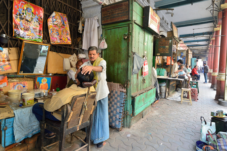 CALCUTTA, WEST BENGAL INDIA - 21 DECEMBER 2018: Hairdressing study on crowded streets of Calcutta in the West Bengalのeditorial素材
