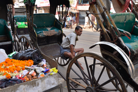 CALCUTTA, WEST BENGAL INDIA - 21 DECEMBER 2018: Rickshaw driver on crowded streets of Calcutta in the West Bengalのeditorial素材