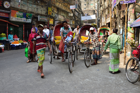 DHAKA, BENGAL BANGLADESH - 25 JANUARY 2019: Rickshaw driver on crowded streets of Dhaka in the Bangladeshのeditorial素材