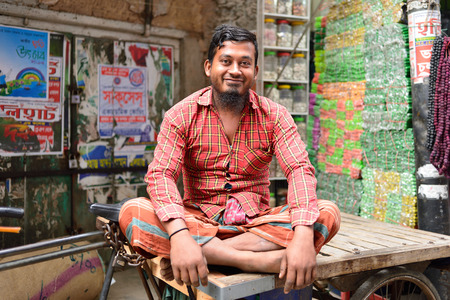 DHAKA, BENGAL BANGLADESH - 28 JANUARY 2019: Rickshaw driver on streets of Dhaka in the Bangladeshのeditorial素材