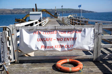 Pier closed no access to public signの素材 [FY310172813409]