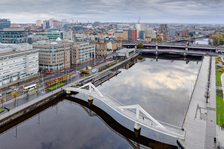 Glasgow, UK, November 6th 2023, The Squiggly Bridge crossing the River Clyde to Broomielawのeditorial素材