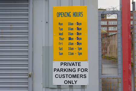 Business opening times in hours and days at customer entrance