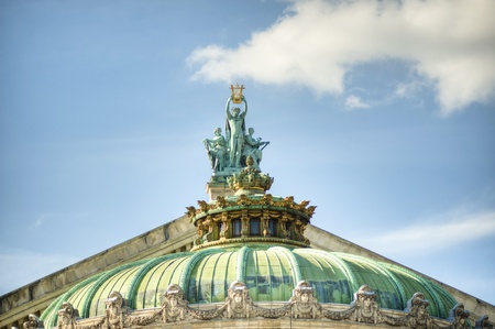 Gold statues atop the  Paris Opera Centerの写真素材