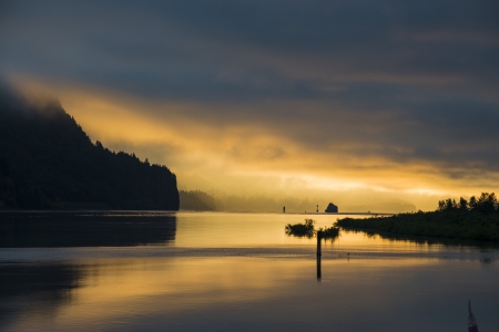 Sunrise clouds reflected in the Columbia Riverの写真素材