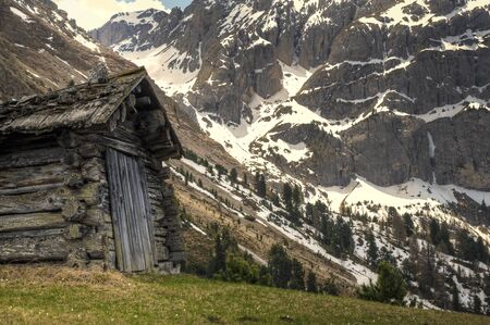 Hut in the Dolomite mountains of northern Italyの写真素材