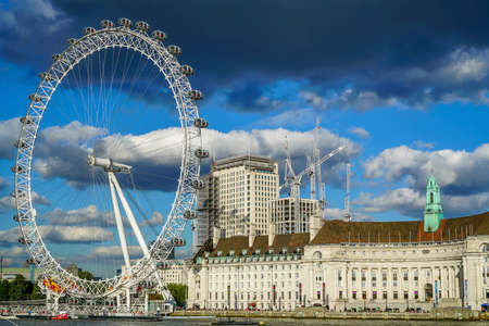 The London Eye is a fun way to see the city of Londonのeditorial素材