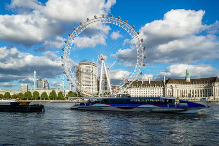 The London Eye is a fun way to see the city of Londonのeditorial素材