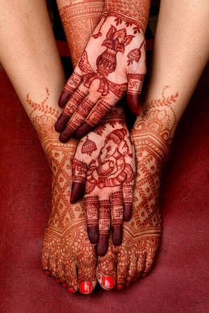 HEENA ART IN YELLOW BACKGROUND ISOLATED HAND FEMALE HAND BEAUTIFUL ART IN HAND | UNIQUE DESIGN IN HANDの写真素材