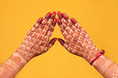 HEENA ART IN YELLOW BACKGROUND ISOLATED HAND FEMALE HAND BEAUTIFUL ART IN HAND | UNIQUE DESIGN IN HANDの写真素材