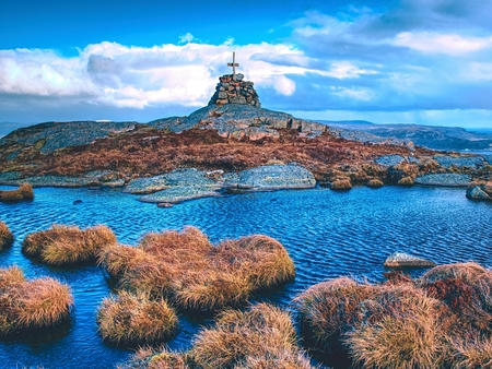 Top of Linesfjellet mount with views over the cliff edge to ocean.   Linesoya island located between several small islands in Norway.の写真素材