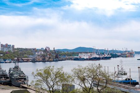 The bridge over the Amur Bay and the Golden Gate.のeditorial素材