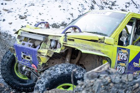 Jeep Suzuki Jimny overcomes obstacles in the forest