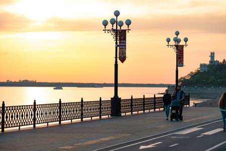 Sunset on the embankment of the Amur river in Khabarovsk. The sun set over the horizon. The embankment is lit by lanterns.のeditorial素材
