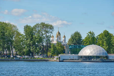 Kaliningrad, Russia - May 31, 2021: daytime view of the pond in the city of Kaliningrad in the summer.のeditorial素材