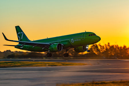 KHABAROVSK, RUSSIA - SEP 29, 2018: Aircraft Airbus A320neo VQ-BRB S7 airline lands at the airport of Khabarovsk.のeditorial素材