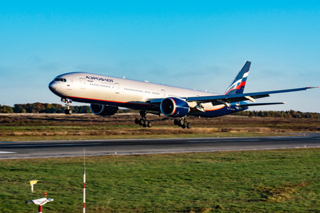 KHABAROVSK, RUSSIA - SEP 29, 2018: Aircraft Boeing 777-300 VQ-BQE Aeroflot airline lands at the airport of Khabarovsk.のeditorial素材