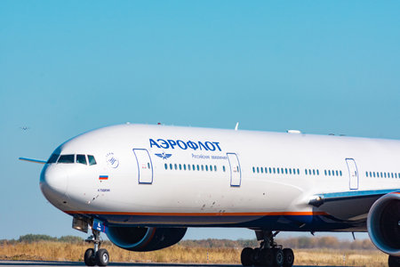 KHABAROVSK, RUSSIA - SEP 29, 2018: Aircraft Boeing 777-300 VQ-BIL Aeroflot airline lands at the airport of Khabarovsk.のeditorial素材