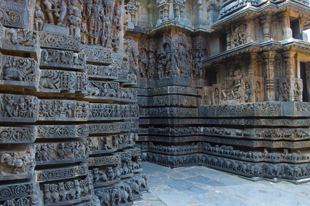 Reliefs on the outer wall of the Hoysaleswara Temple, Hoysala style, Halebidu, Karnataka,のeditorial素材